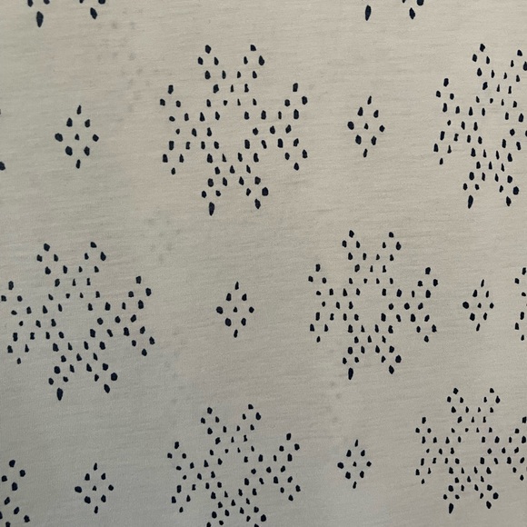 NWT gap factory luxe tshirt. White with deep, navy blue pattern. Super soft! XXL - Picture 13 of 16